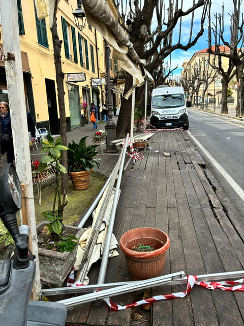 Per il vento crollato il dehor del Bar su viale Martiri