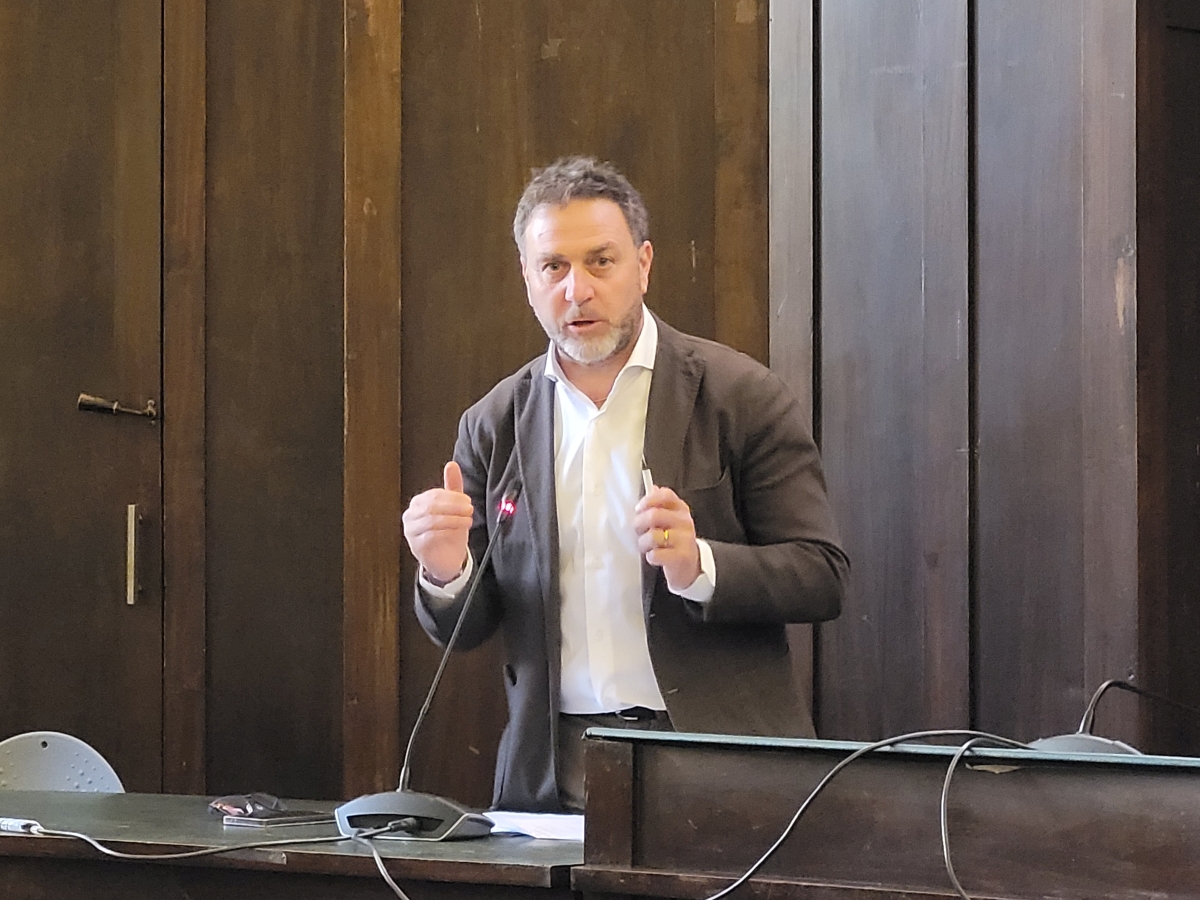 Un momento dell'assemblea con l'assessore Piana