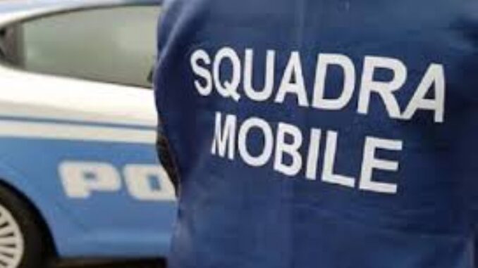 Agente Squadra mobile Polizia di Stato visto di spalle con particolare della scritta di appartenenza