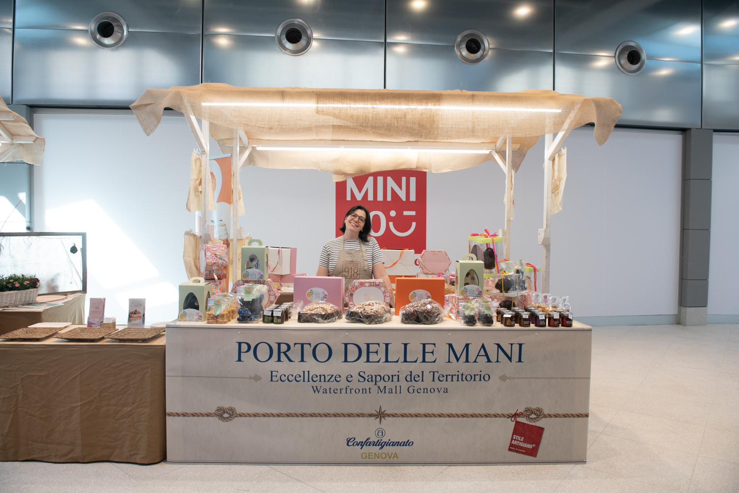 Porto delle mani al waterfront con insegna