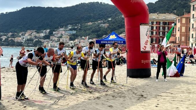 Sci di fondo on the beach Laigueglia, atleti sulla linea di partenza di una gara
