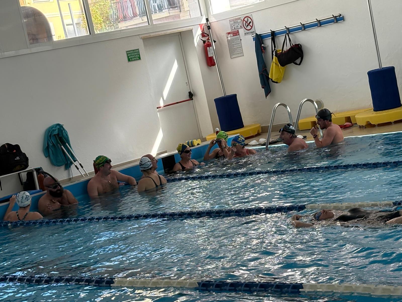 in piscina alcuni partecipanti alla maratona di nuoto