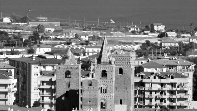 Salgono le torri in bianco e nero