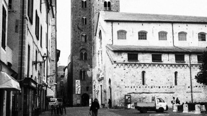 La tranquillità in bianco e nero del centro storico di Albenga