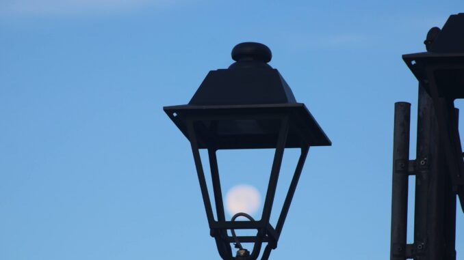 Il lampione si illumina di luna