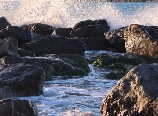 Il lago e l'onda tra gli scogli