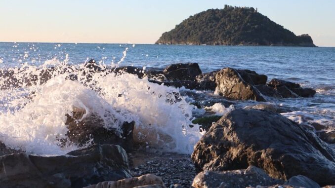 La schiuma del mare avvolge gli scogli