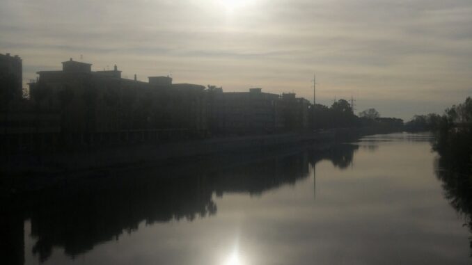 Riflessi di sole sul fiume