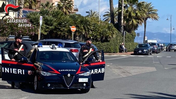 Carabinieri escono da auto