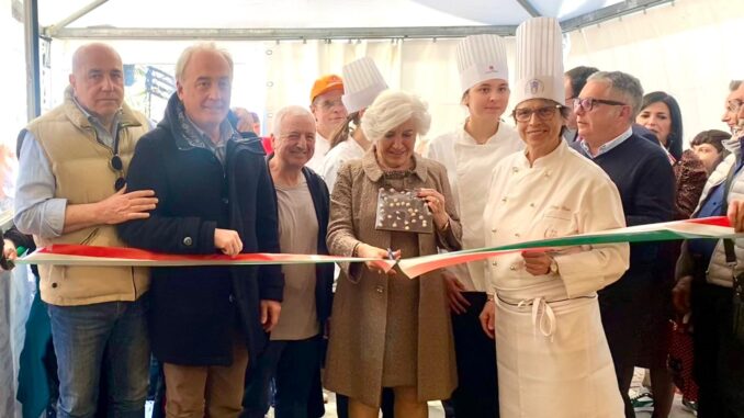 momenti della manifestazione; il sindaco taglia il nastro all'inaugurazione