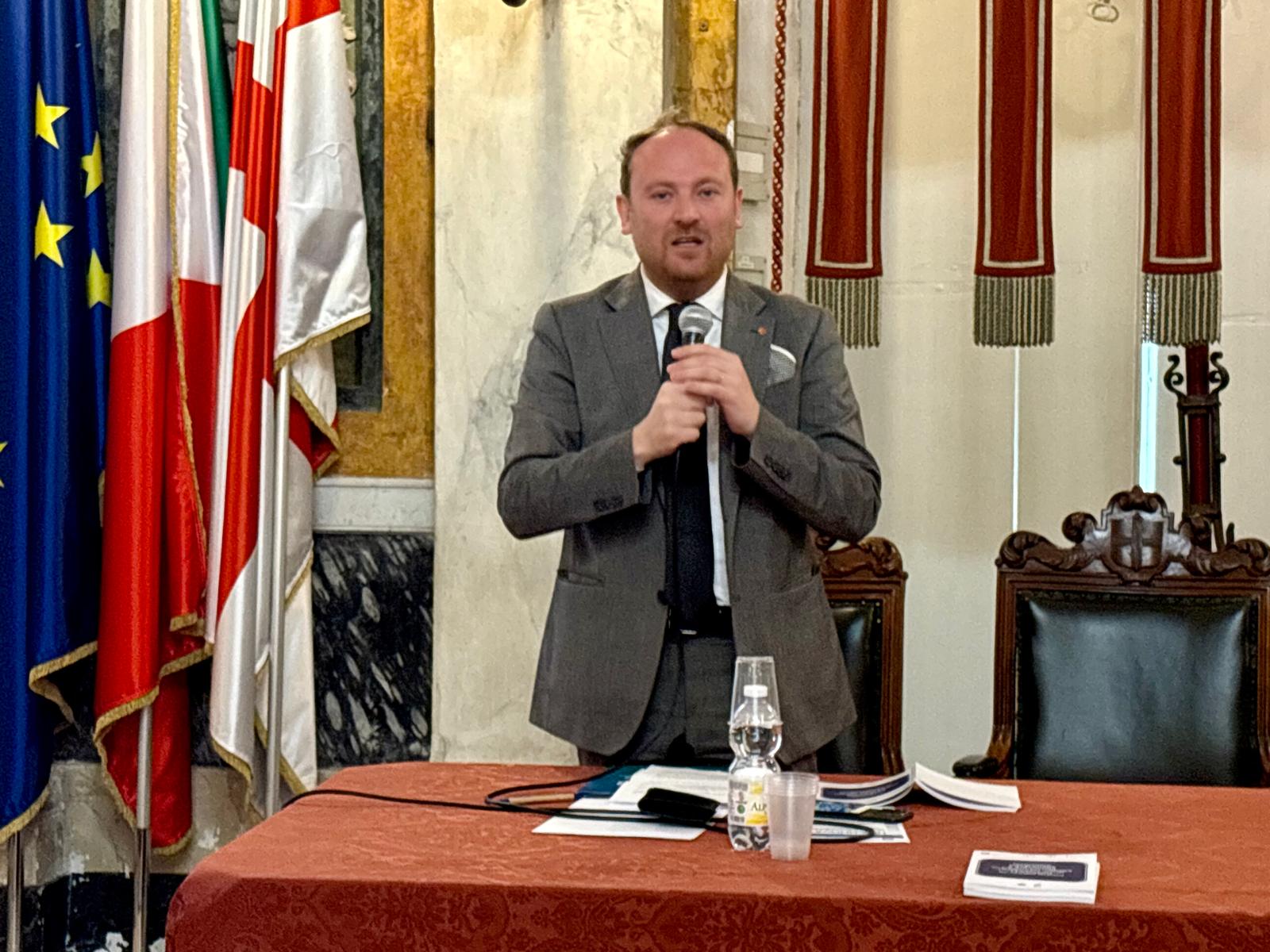 col microfono mentre parla