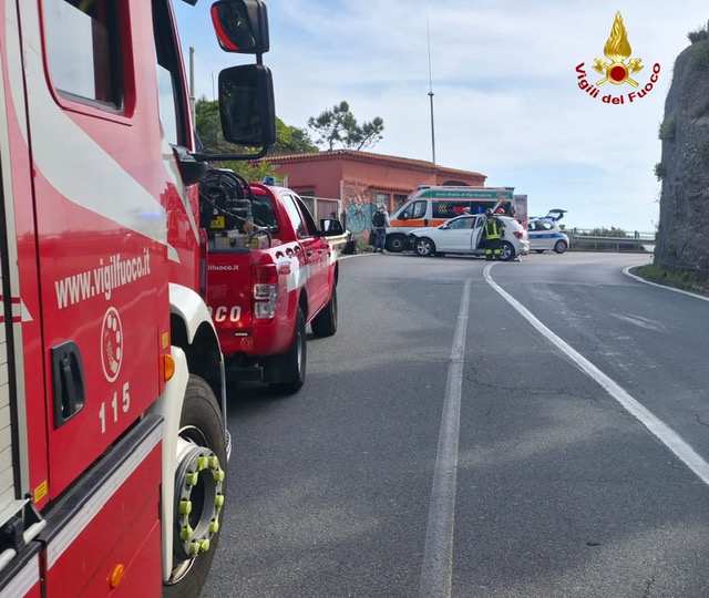 I mezzi dei VF si avvicinano all'auto incidentata