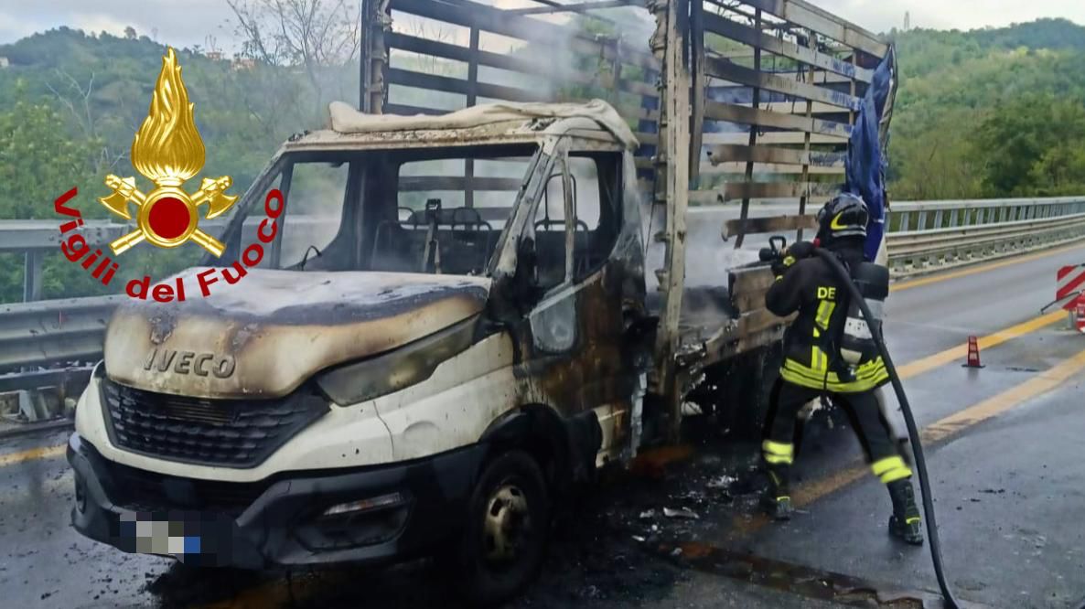 il furgone andato a fuoco