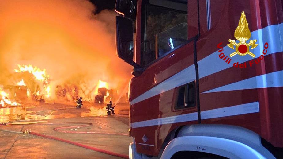 L'incendio e i Vigili del fuoco e i mezzi in azione