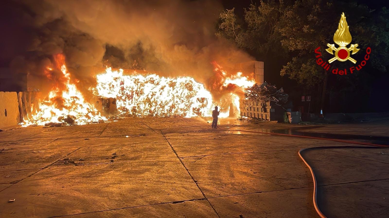 L'incendio e i Vigili del fuoco in azione