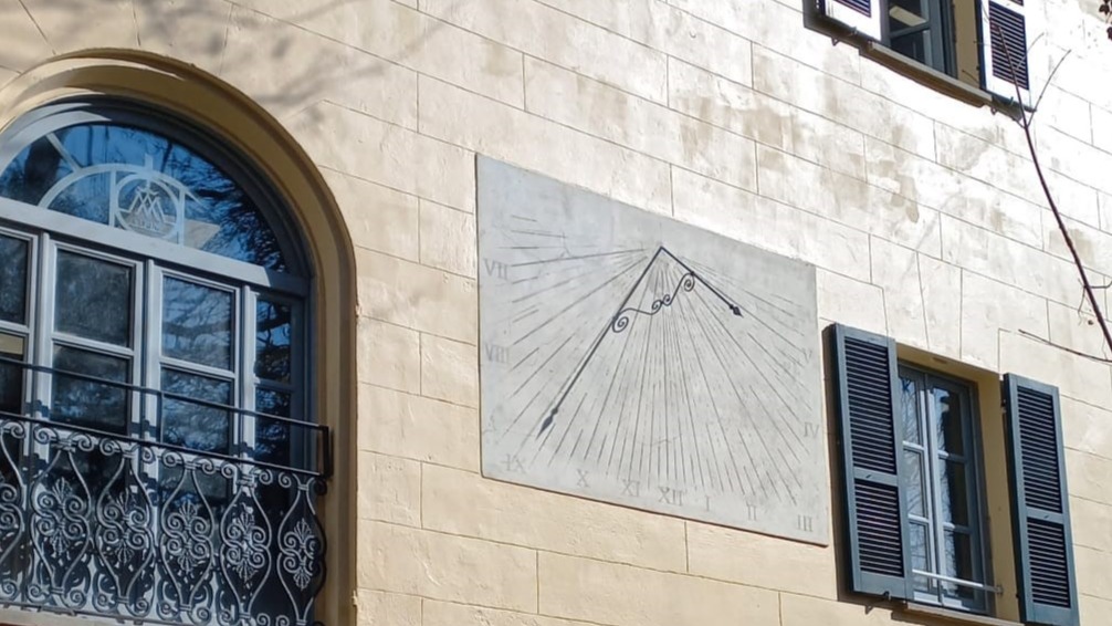 La meridiana su una facciata dell'edificio
