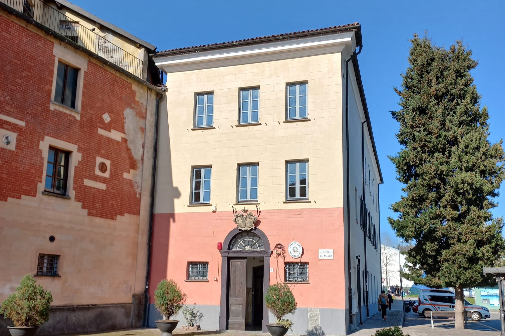 vista esterna dell'edificio scolastico