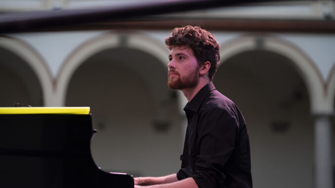 Simone Locarni in attesa di un'esecuzione al piano