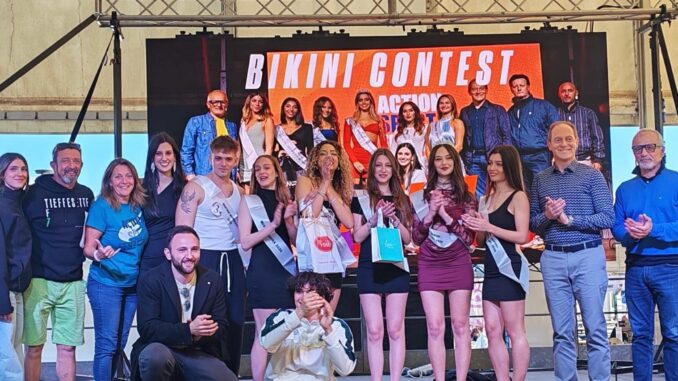 Organizzatori, concorrenti e premiate sul palco per la foto di gruppo