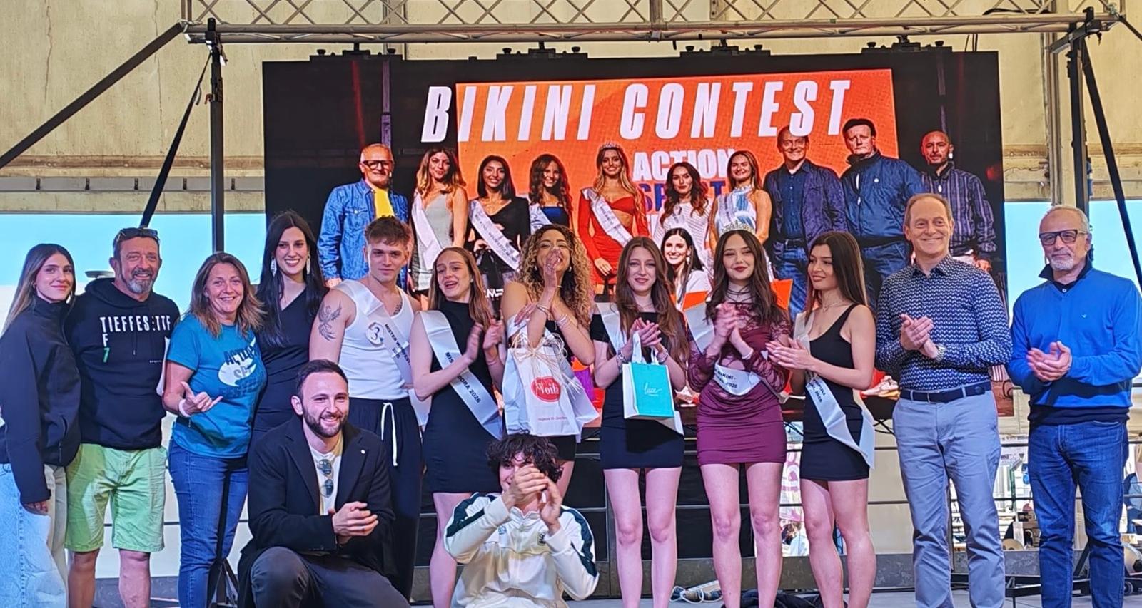 Organizzatori, concorrenti e premiate sul palco per la foto di gruppo