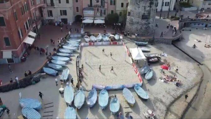 Un campo gioco sulla spiaggia di Laigueglia visto dall'alto