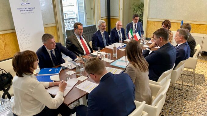 gli esponenti seduti al tavolo confronto