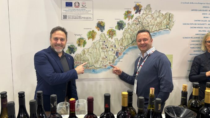 L'assessore regionale Alessandro Piana e Massimo Enrico, presidente di Vite in Rivieram davanti a una grande mappa della Liguria che illustra le zone vitivinicole della regione