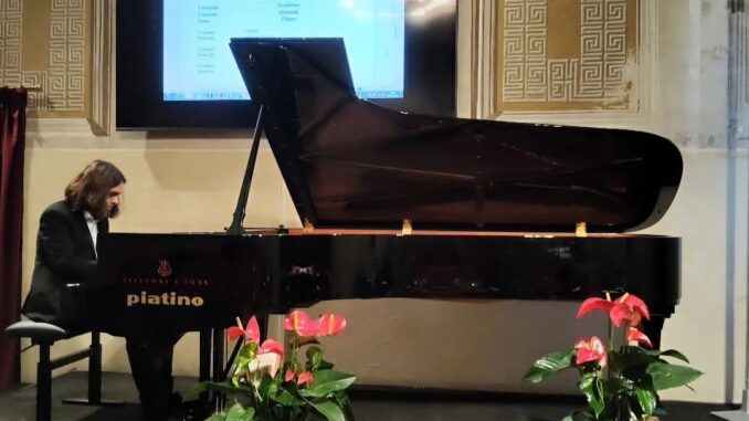 il musicista durante un concerto
