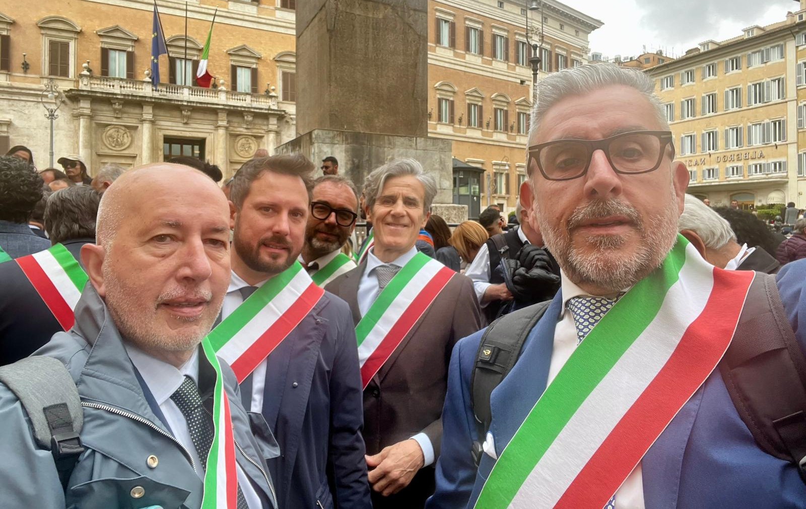momenti della manifestazione con i sindaci in fascia tricolore (selfie Isetta, Passino, Geddo)