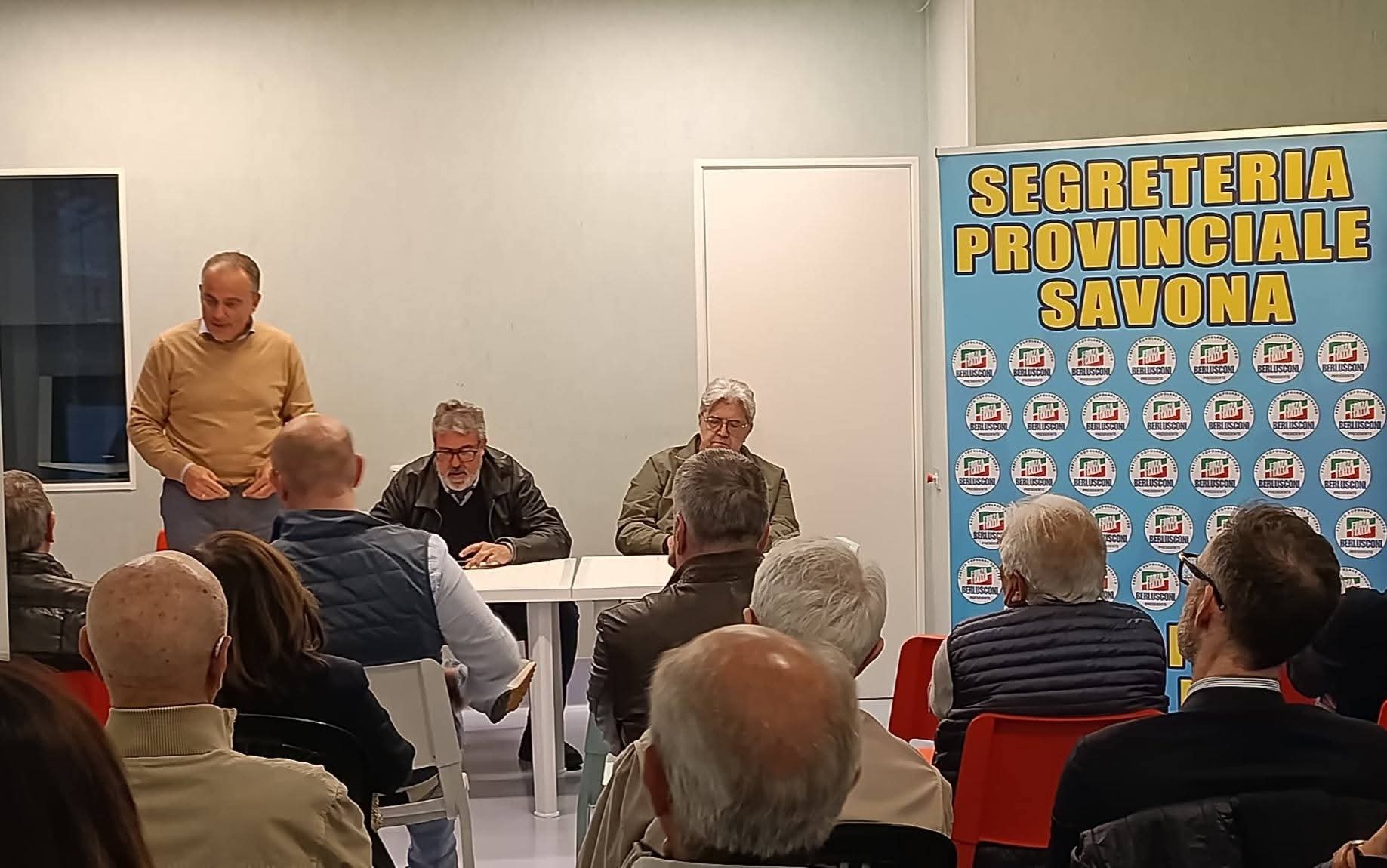 tavolo relatori con Pierangelo Olivieri, Angelo Vaccarezza e Luigi Pignocca, mentre in piedi parla Olivieri