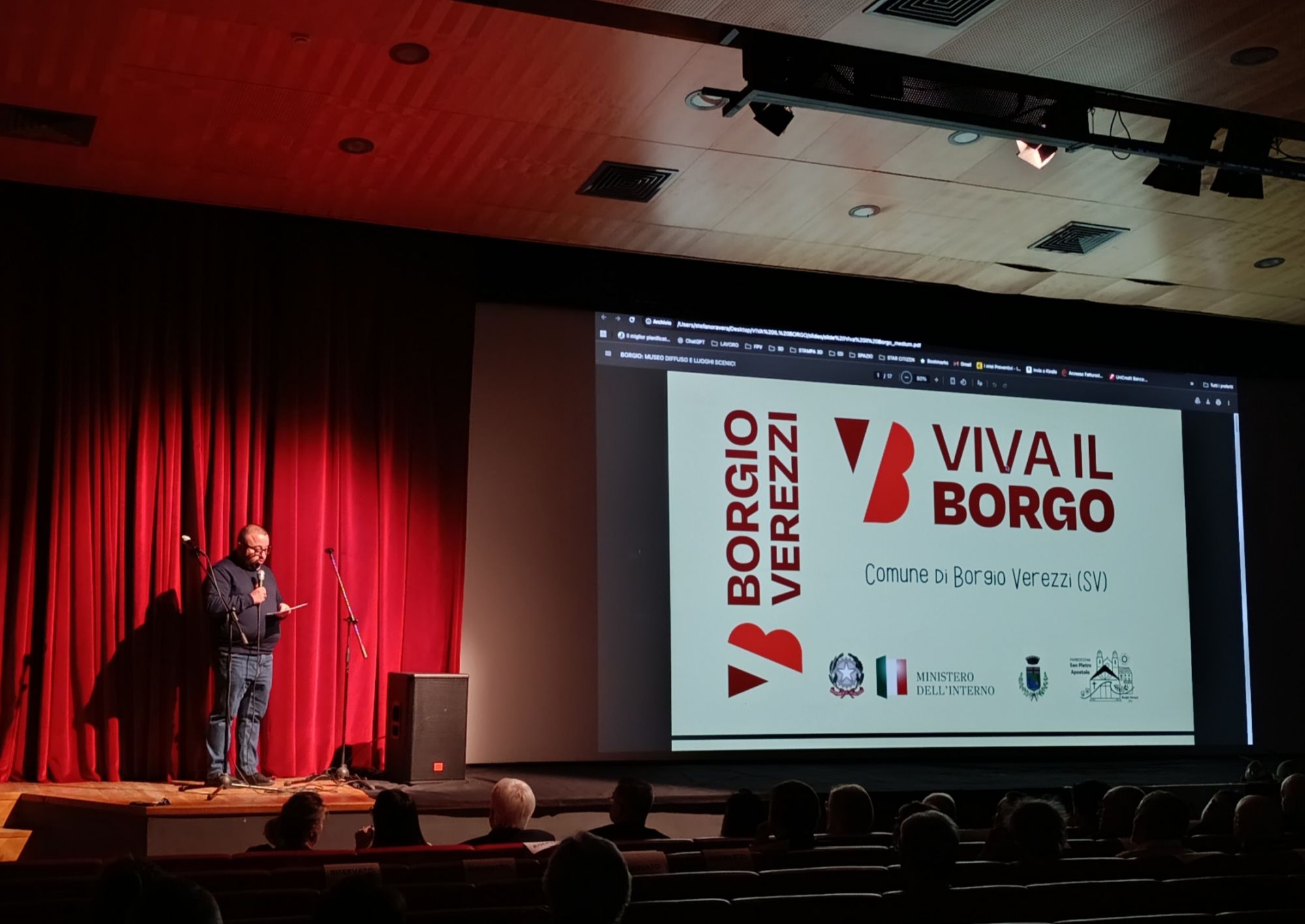 Momenti della presentazione nella sala del teatro