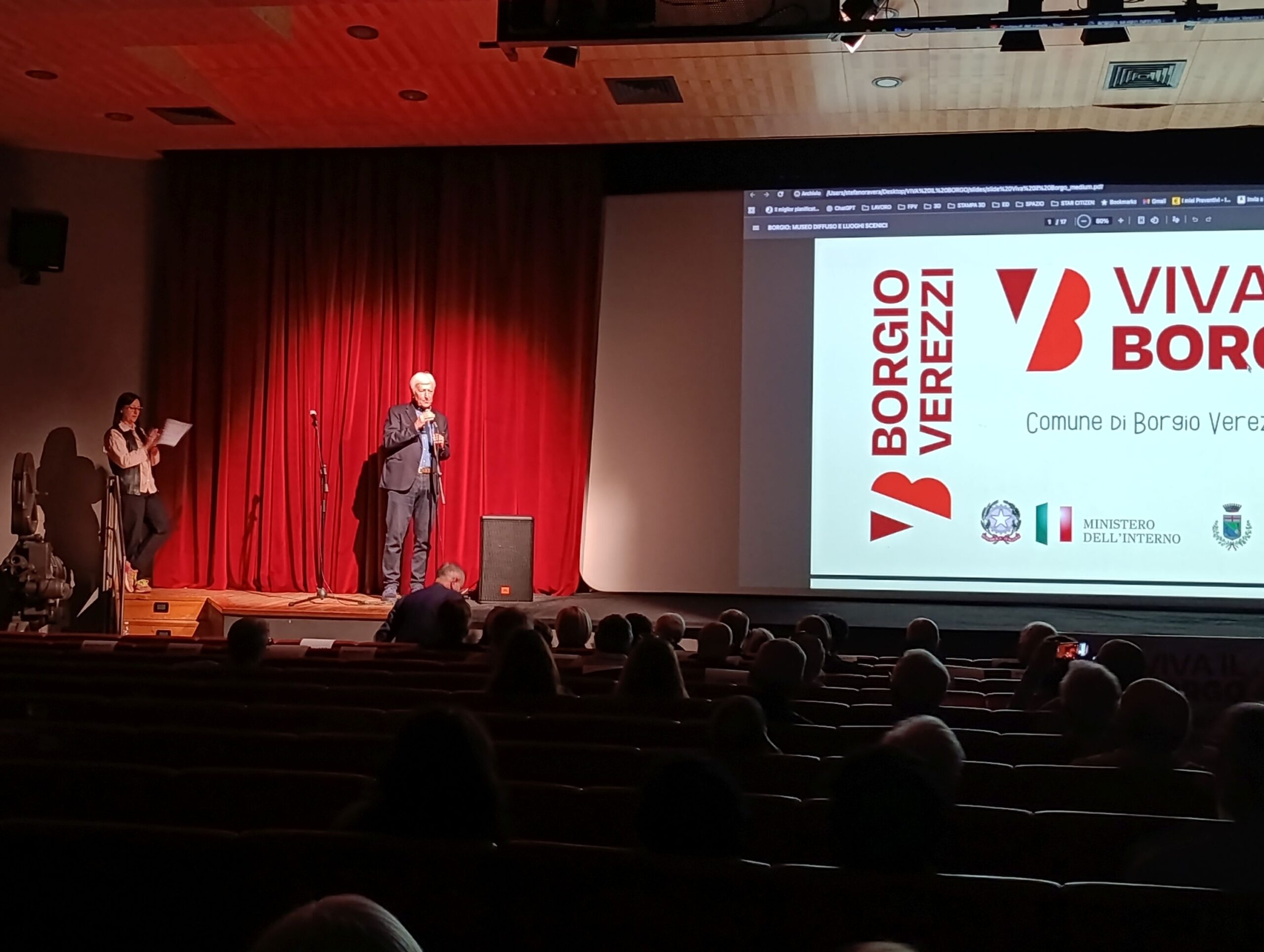 Momenti della presentazione nella sala del teatro