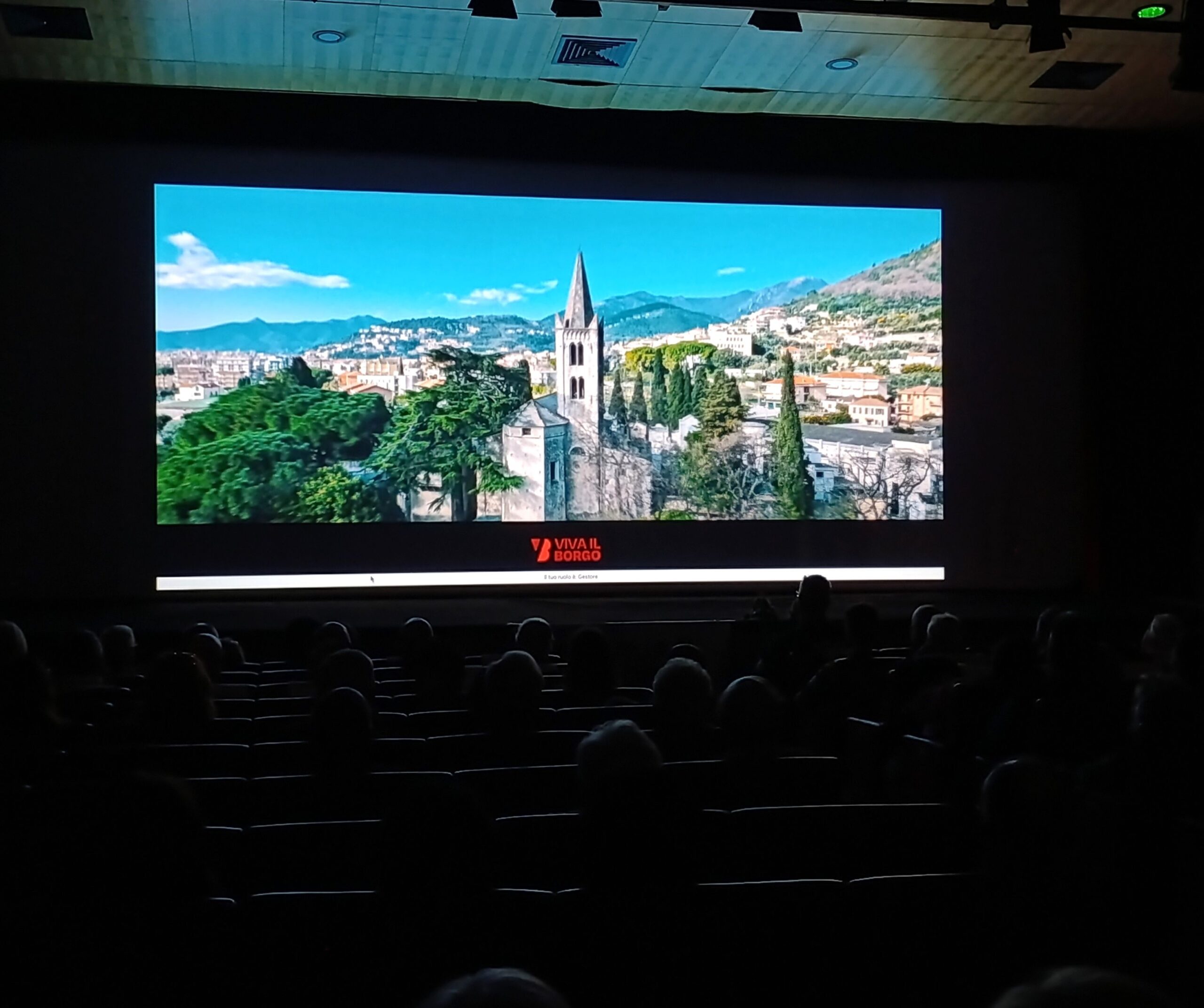 Momenti della presentazione nella sala del teatro