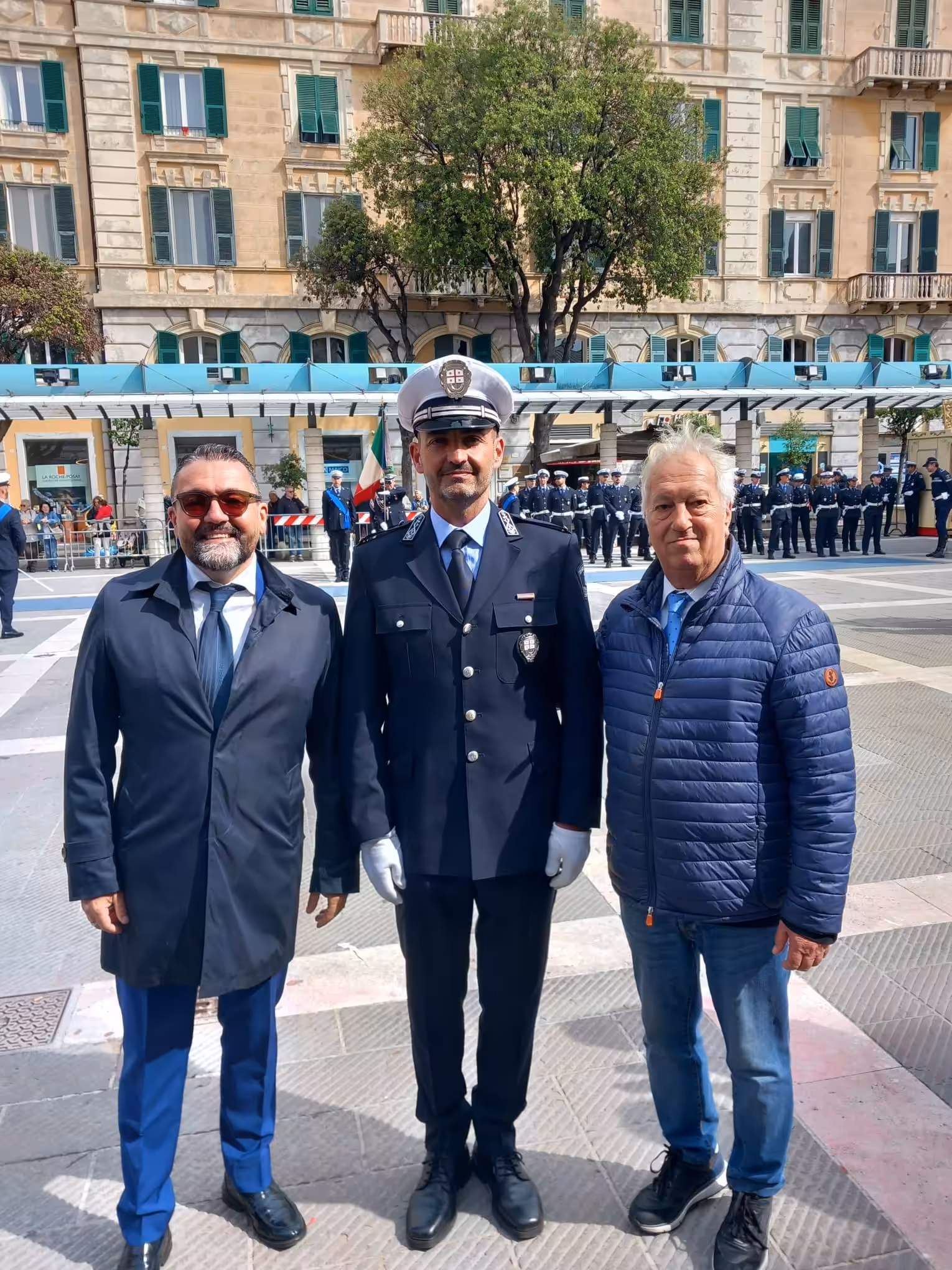 foto di gruppo premiazione. L'assessore regionale Paolo Ripamonti, l’Assistente della Polizia Locale Vincenzo Di Gennaro e l’assessore alla Polizia Locale di Albenga Mauro Vannucci in Piazza Sisto a Savona