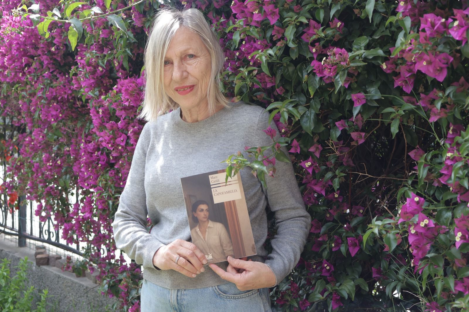 La scrittrice Mary Caridi con in mano una copia del suo nuovo romanzo
