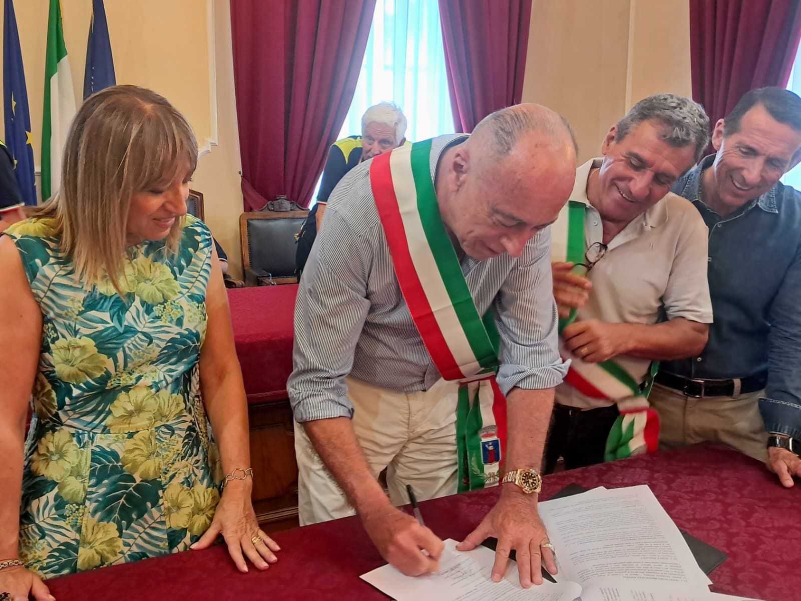 Sottoscrizione della Convenzione; il sindaco di Alassio firma