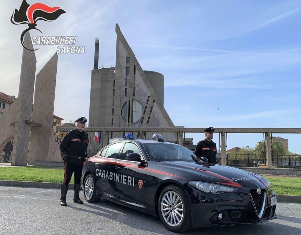 Carabinieri vicino al Tribunale di Savona
