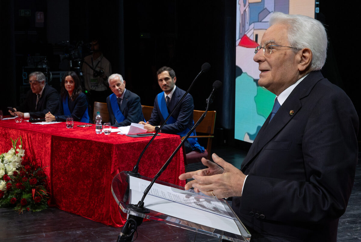 Imperia - Il Presidente Sergio Mattarella rivolge il suo indirizzo di saluto in occasione della 39ª Assemblea annuale delle Province d’Italia, oggi 19 ottobre 2026. (Crediti: Foto di Paolo Giandotti - Ufficio per la Stampa e la Comunicazione)