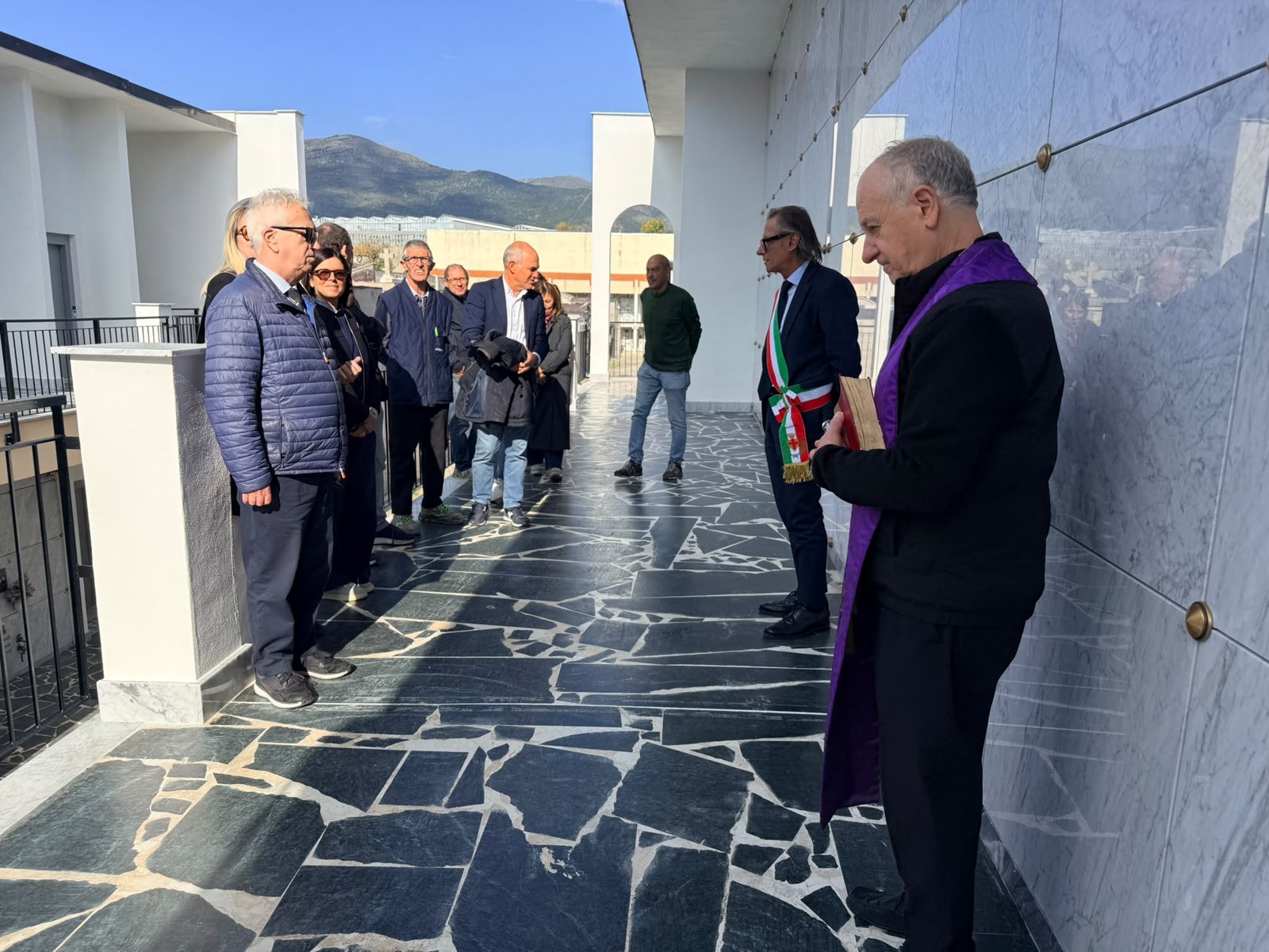 La benedizione dei nuovi loculi nel cimitero di Leca