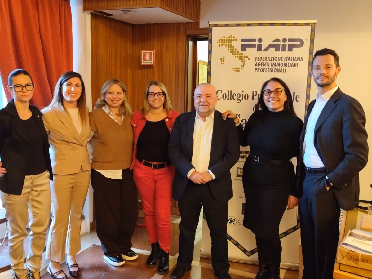 Foto di gruppo dei partecipanti alla presentazione di Fiaip Monitora Savona