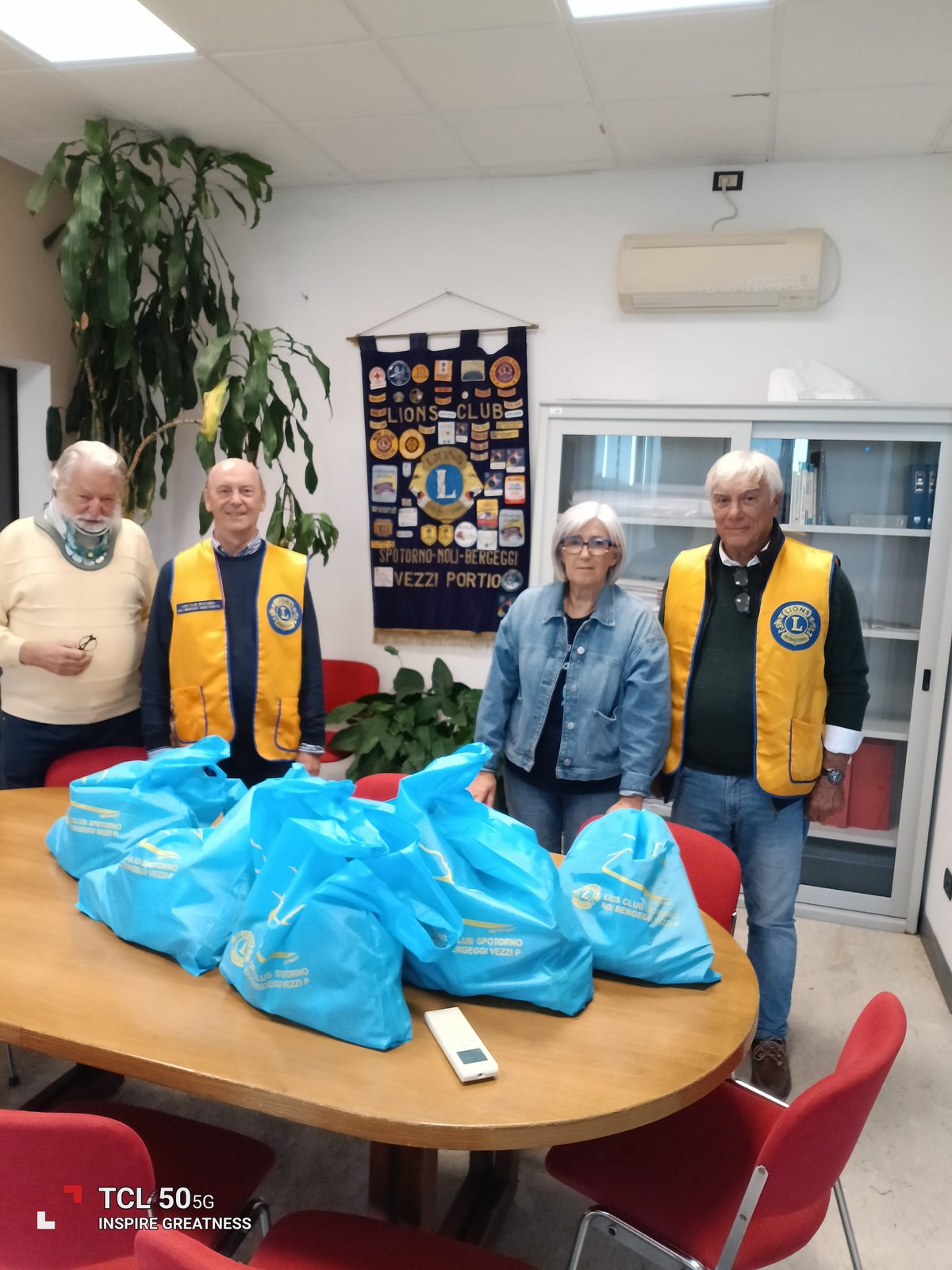 La delegazione dei Lions del Golfo in Comune a Bergeggi con le borse di generi alimentari