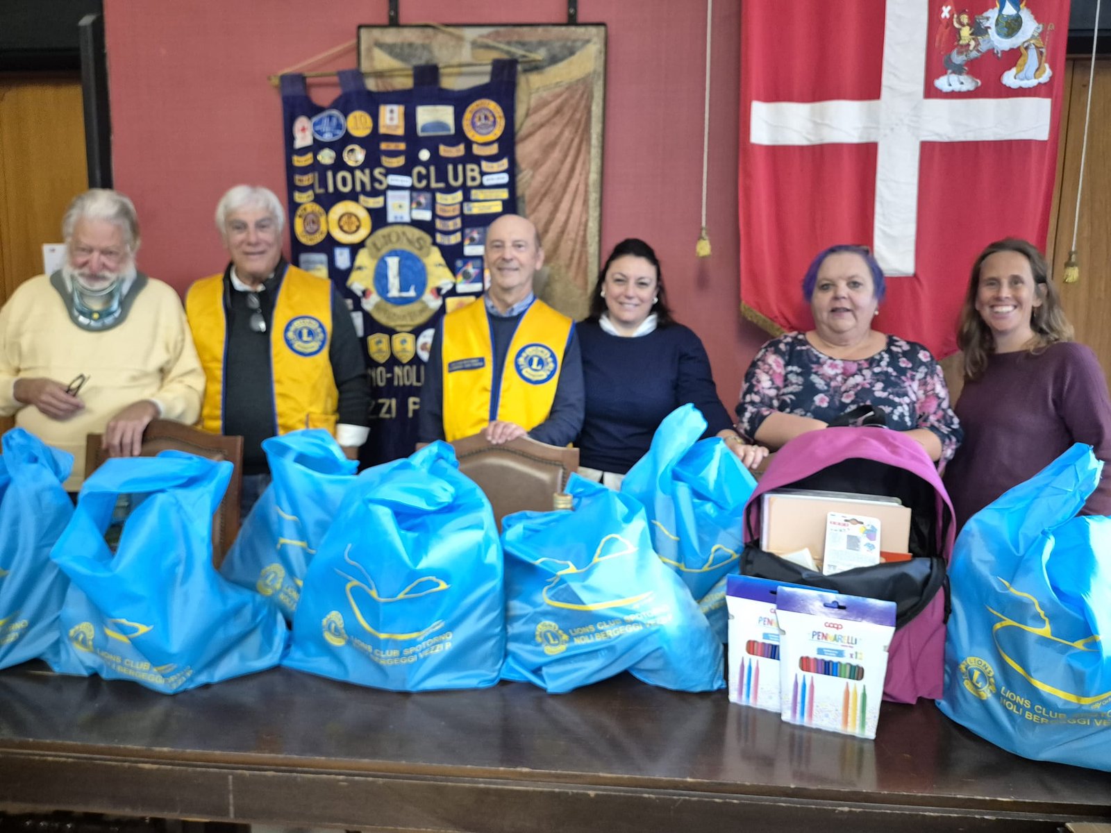 La delegazione dei Lions del Golfo a Noli con le borse alimentari e uno zaino con materiale scolastico