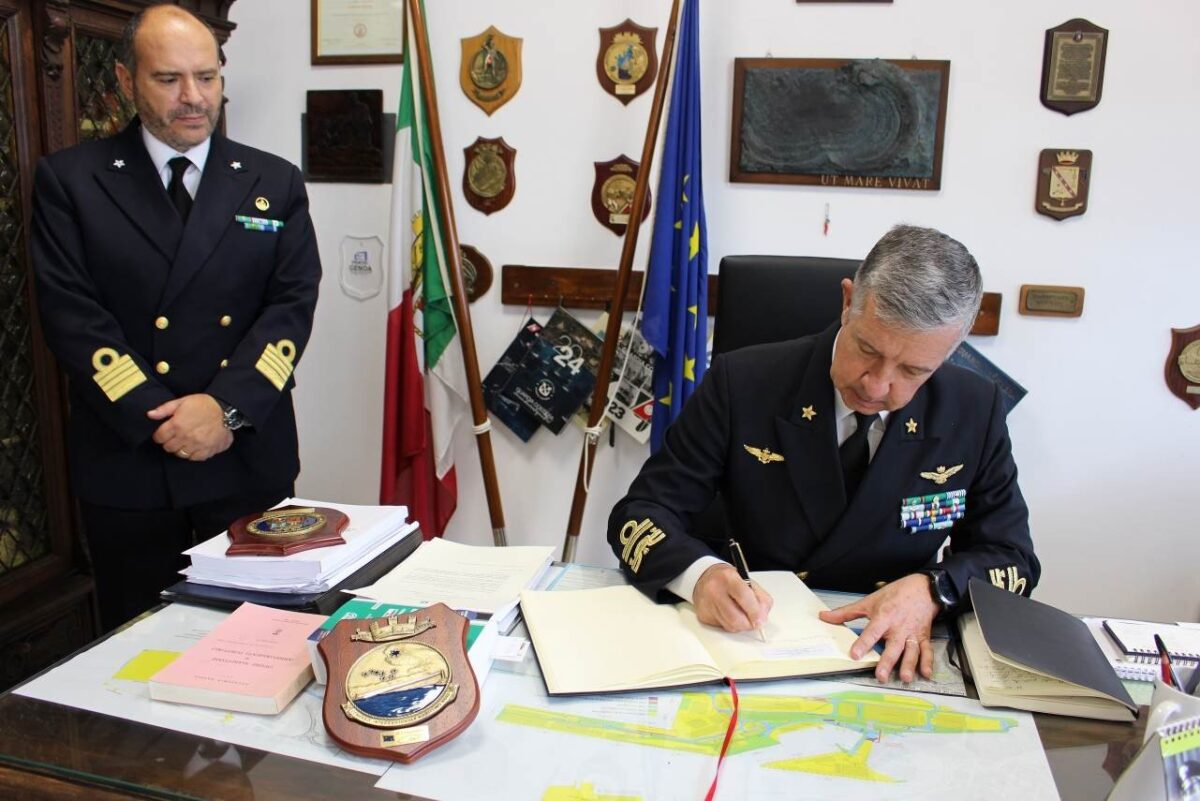 savona-capitaneria-visita-ammiraglio-biaggi-libro-donore