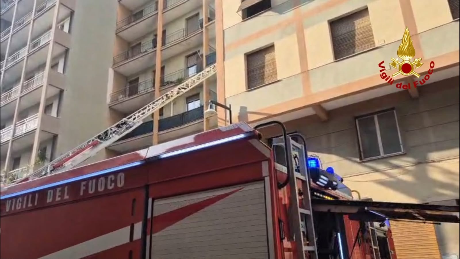 Autoscala dei Vigili del Fuoco estesa verso i piani del condominio in via Torino a Savona