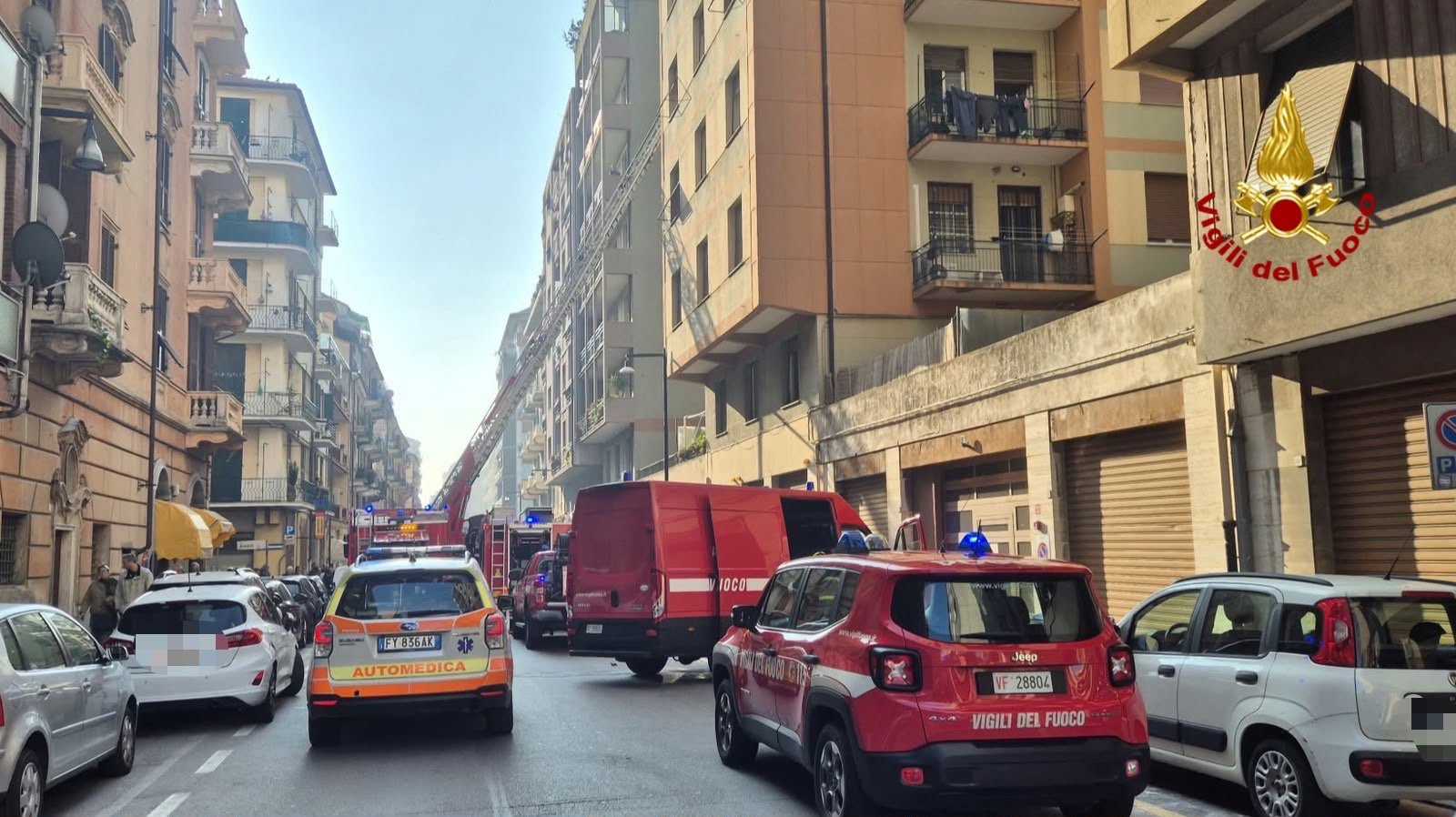 Automedica e mezzi dei Vigili del Fuoco in via Torino a Savona durante i soccorsi per l’incendio
